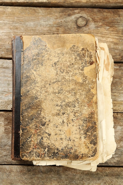 Libro antiguo sobre mesa de madera