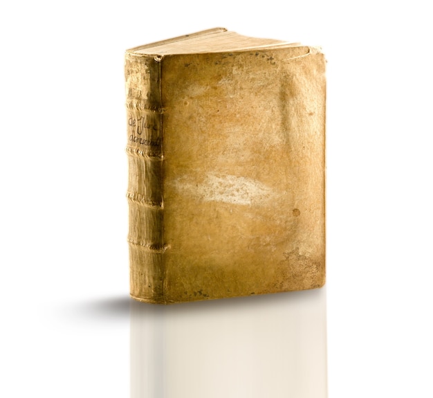 libro antiguo sobre superficie blanca
