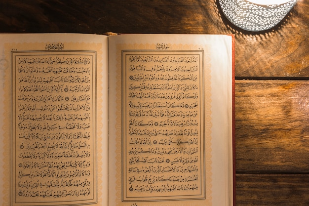 Libro árabe cerca de la lámpara
