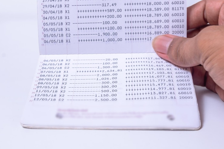 Foto libro de banco y banco de cuenta ahorre dinero y banca de cuenta para el concepto de finanzas