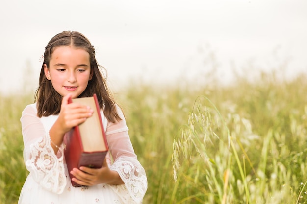 Libro bíblico vintage de comunión niña hispana religión cristiana jesús educación