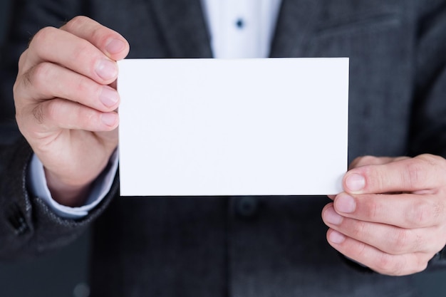 Libro blanco en blanco en el anuncio o anuncio comercial de la mano del hombre