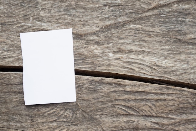 Libro blanco en blanco sobre fondo de mesa de madera rústica antigua