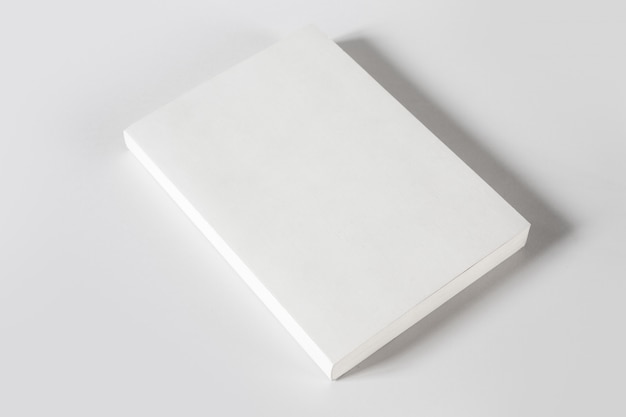 Libro en blanco cerrado aislado en gris