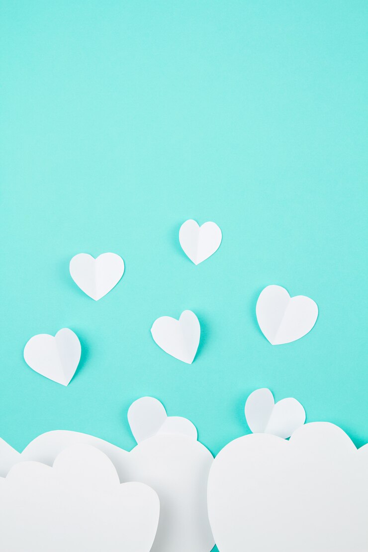 Libro blanco corazones y nubes. San Valentín, día de la madre, tarjetas de felicitación de cumpleaños, invitación, concepto de celebración