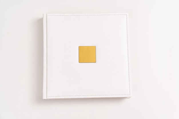 Libro blanco con encuadernación en piel con inserto de metal dorado para inscripción