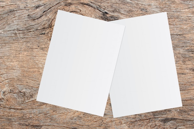 Libro blanco y espacio para texto sobre fondo de madera vieja