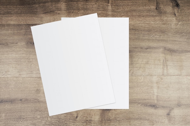 Foto libro blanco y espacio para texto sobre fondo de madera vieja