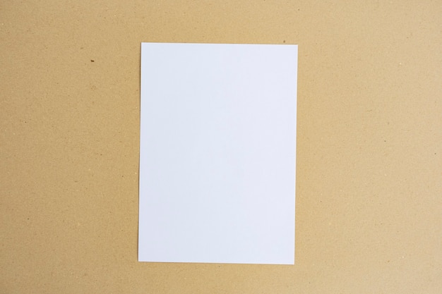 Foto libro blanco marrón sobre fondo de papel marrón. estilo minimalista