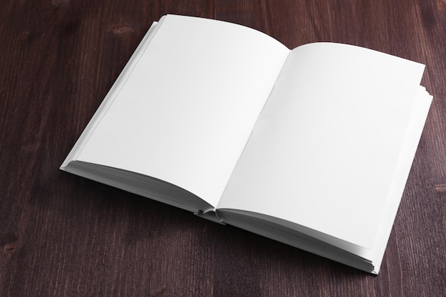 Libro en blanco sobre fondo de madera