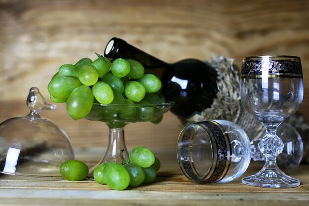 Libro de botella de vino y uva de cristal.