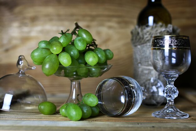 Libro de botella de vino y uva de cristal.