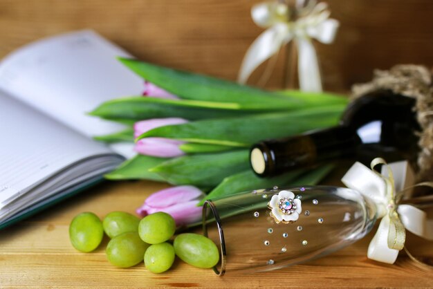 Libro de botella de vino y uva de cristal.