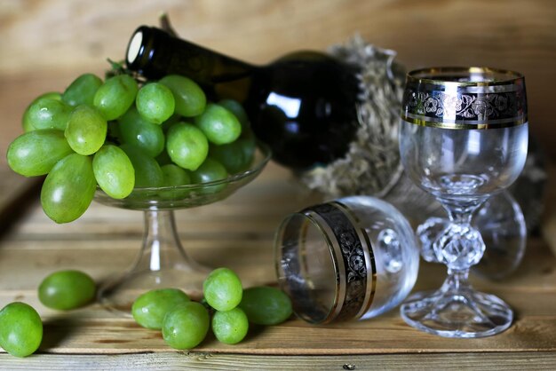 Libro de botella de vino y uva de cristal.