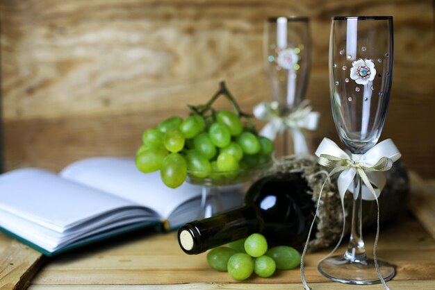 Libro de botella de vino y uva de cristal.