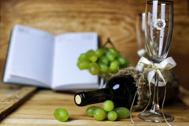 Libro de botella de vino y uva de cristal.