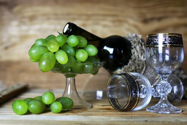 Libro de botella de vino y uva de cristal.