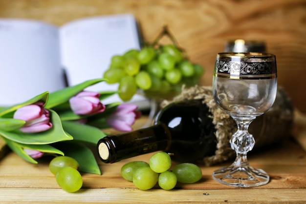 Libro de botellas de vino y uva de cristal.