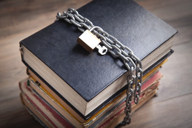 Libro con cadena y candado. Seguridad de información