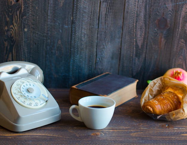 Libro de café de teléfono vintage antiguo sobre un fondo de madera