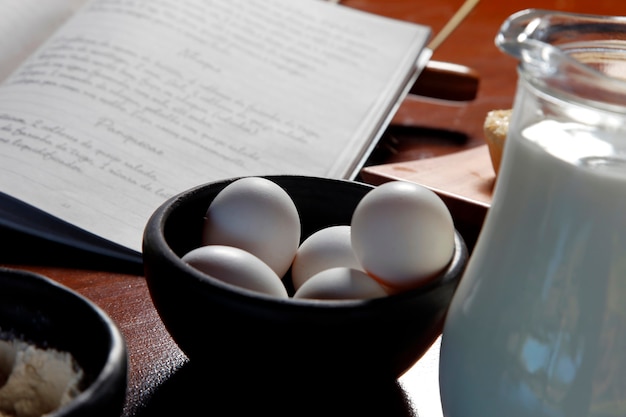 Libro de cocina, huevos y leche