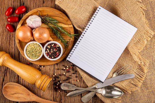 Foto libro de cocina con ingredientes sobre la mesarecetario