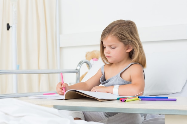 Libro para colorear de niña en el hospital