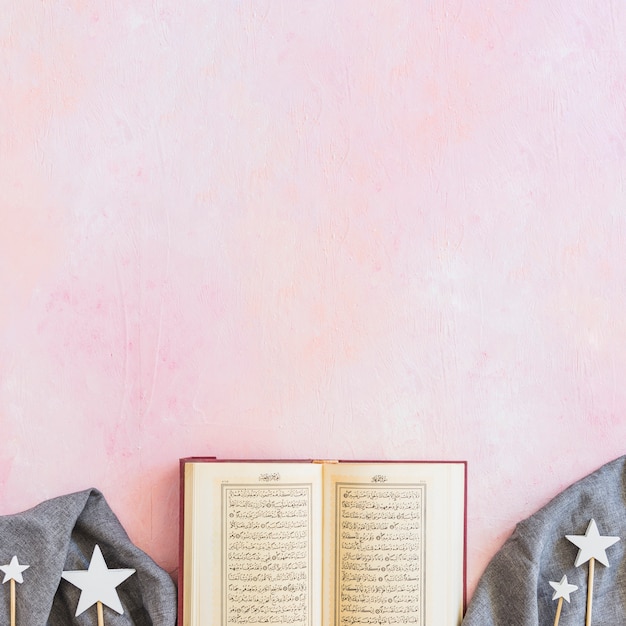 Foto libro del corán y decoración de estrellas