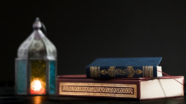 Libro del Corán en la mesa con velas al lado