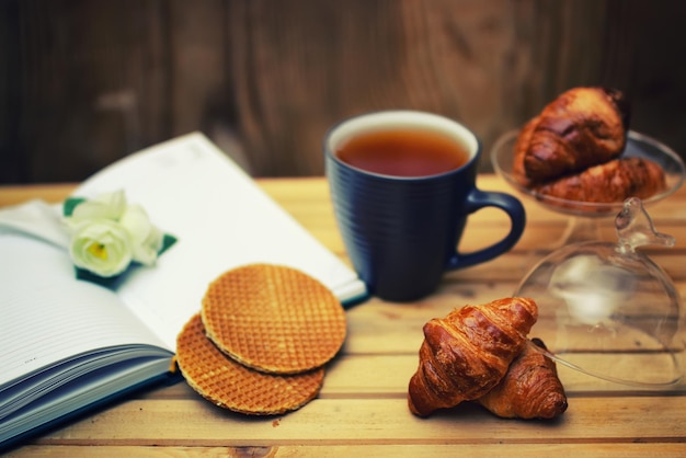 Libro croissant taza de té