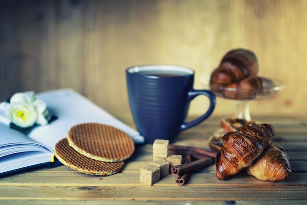 Libro de croissants de taza de té