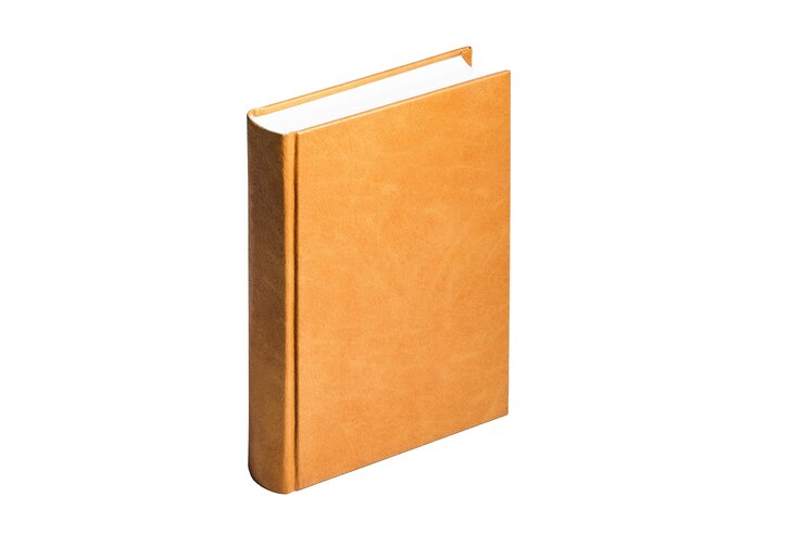 Libro con cubierta de cuero duro marrón brillante aislado