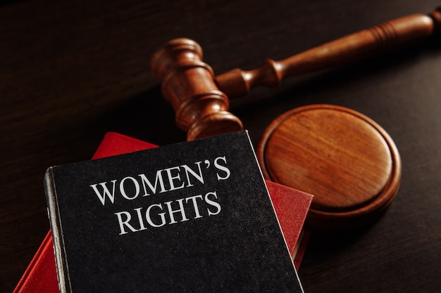 Libro de derechos de la mujer en el escritorio.