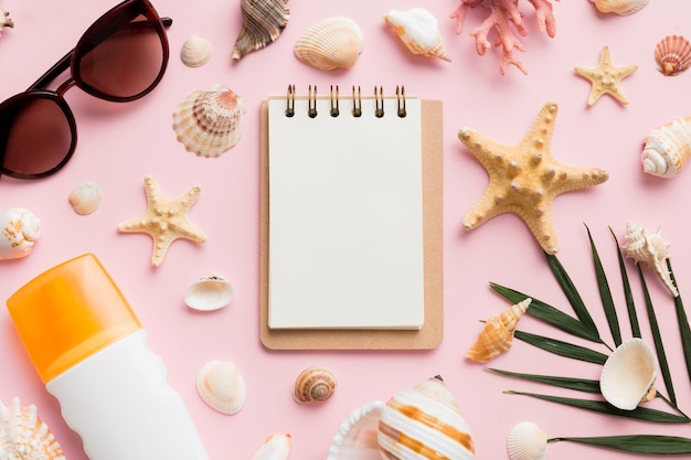 Libro de escritura en blanco con accesorios de playa de verano en el espacio de copia de fondo Plano con espacio de copia