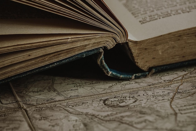 un libro está abierto a una página con un mapa del mundo en él