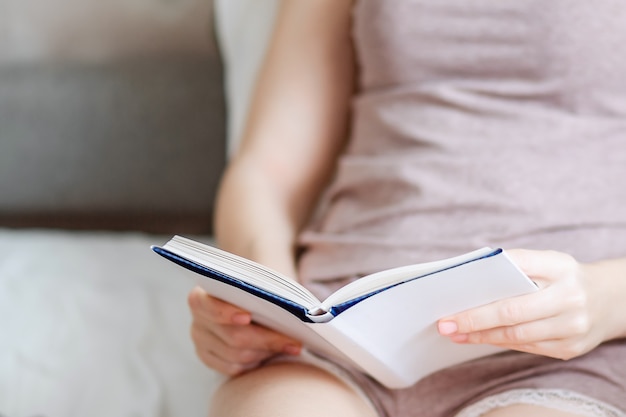 El libro está en manos de mujeres.