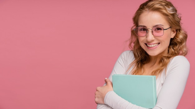 Foto libro de explotación de mujer feliz