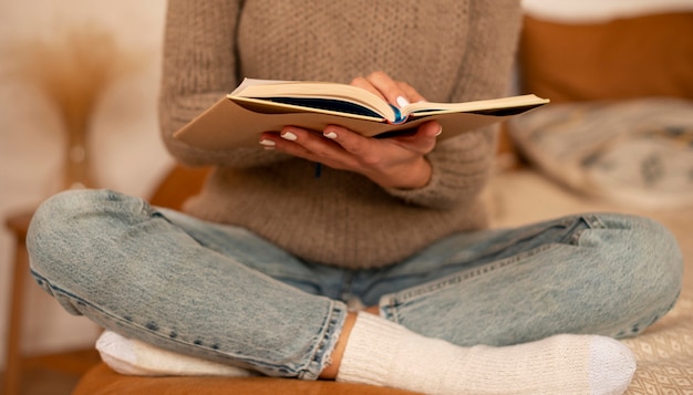 Libro de explotación de mujer de primer plano