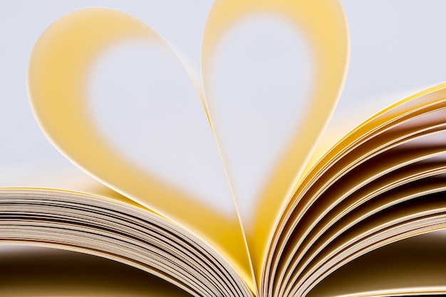 Libro en forma de corazón. Página de libro en forma de corazón, foco en primer plano.