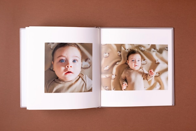 Libro de fotos de bebés sobre fondo marrón retrato emocional para niños niño pequeño lindo