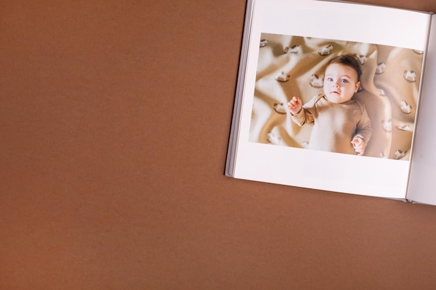 Libro de fotos de bebés sobre fondo marrón retrato emocional para niños niño pequeño lindo