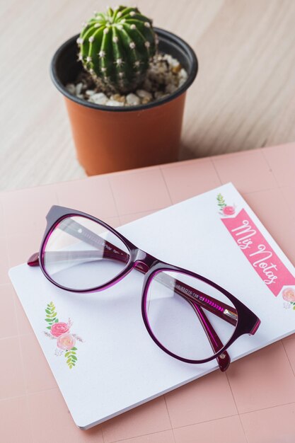 Foto libro y gafas en la mesa