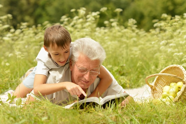 Libro de lectura de abuelo y nieto