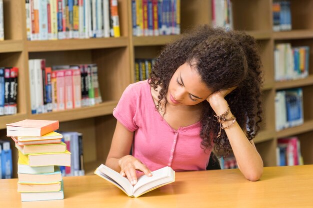 Libro de lectura del alumno en la biblioteca