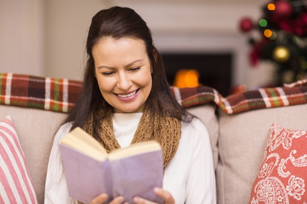 Libro de lectura bastante morena en navidad