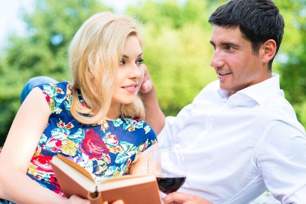 Libro de lectura de consumición del vino de los pares en prado