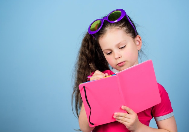 Libro de lectura de espacio de copia inteligente y adorable Moda de verano pequeña niña de belleza escribe sus recuerdos pequeña niña feliz en gafas con planes de cuaderno para vacaciones de verano y notas de diario de vacaciones