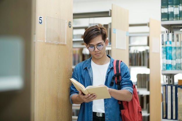 Libro de lectura del estudiante en la biblioteca