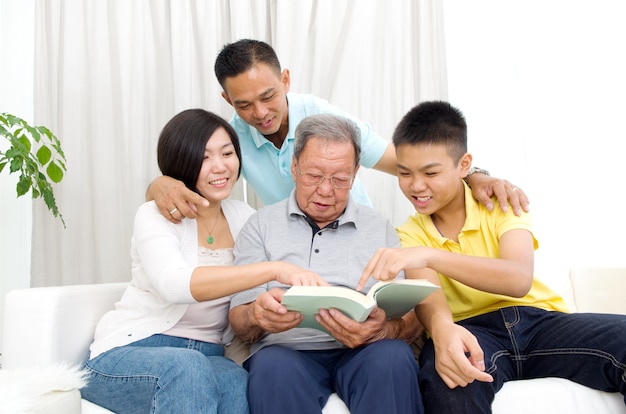 Libro de lectura familiar asiático en casa