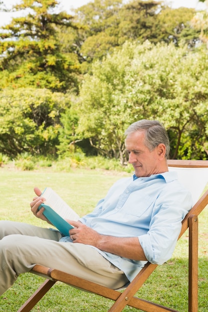 Libro de lectura feliz hombre maduro